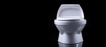 ai gegenereerd wit toilet kom Aan een zwart achtergrond generatief ai foto