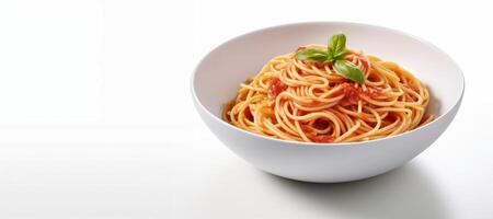 ai gegenereerd spaghetti met tomaat saus Aan wit achtergrond generatief ai foto
