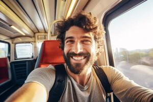 ai gegenereerd mannetje toerist nemen selfie Aan trein generatief ai foto