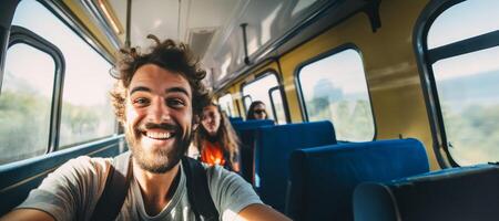 ai gegenereerd mannetje toerist nemen selfie Aan trein generatief ai foto