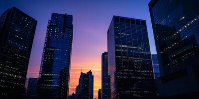 wolkenkrabbers van een groot stad Bij nacht foto