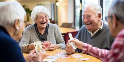 ouderen mensen spelen kaarten in een verpleging huis foto