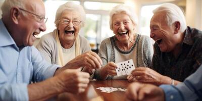 ouderen mensen spelen kaarten in een verpleging huis foto