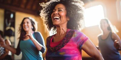 ouderen vrouw dansen Bij dans lessen foto