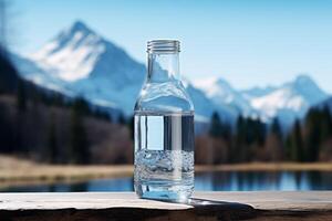 schoon drinken water in een fles tegen de achtergrond van een meer en bergen foto