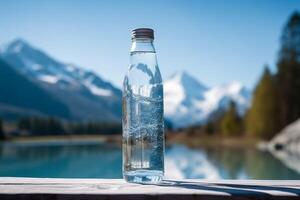 schoon drinken water in een fles tegen de achtergrond van een meer en bergen foto