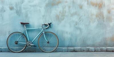 stad fiets in de buurt een grunge muur foto