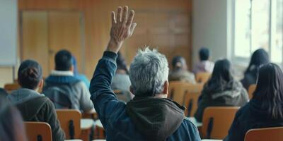 luisteraar in de publiek vraagt naar spreken door verhogen zijn hand- foto