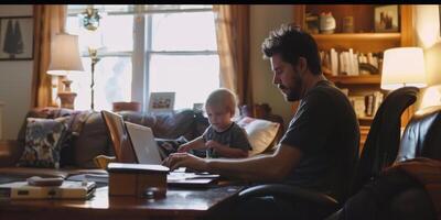 Mens werken met laptop familie in achtergrond foto