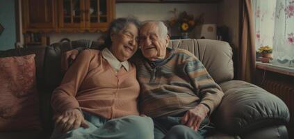 ouderen paar Aan de sofa Bij huis foto