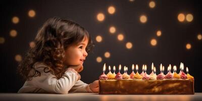 meisje en verjaardag taart met kaarsen foto