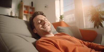 een Mens valt in slaap Aan de sofa met een glimlach foto