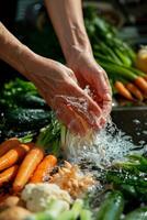 handen wassen groenten spatten water foto