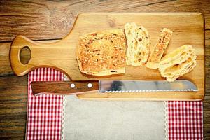 gesneden brood met sesamzaadjes op een houten plank foto