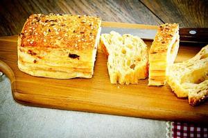 gesneden brood met sesamzaadjes op een houten plank foto