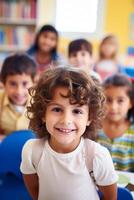 leraar Bij school- met schoolkinderen foto