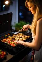 vrouw die in de keuken kookt foto