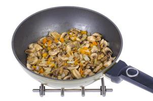 koekenpan met gebakken champignons, vegetarische gerechten foto