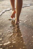 vrouw voeten in de zand Aan de strand foto