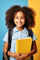 kind met rugzak en boeken terug naar school- foto