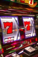 winnend Aan drie zevens sleuf machines foto