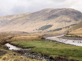 een visie van de Schotland platteland in de buurt de Glencoe bergen foto