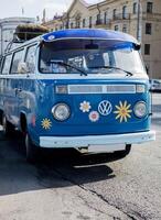 Minsk, Wit-Rusland, maart 29, 2024 - wijnoogst busje volkswagen t-2. foto