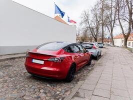 Litouwen, vilnius, april 4, 2024 - achterzijde visie rood Tesla foto