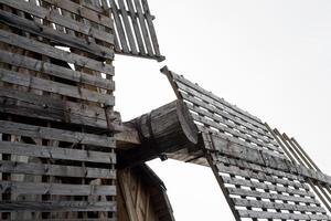 oud houten molen in de dorp. foto