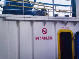 balikpapan Kalimantan timur, Indonesië 21 april 2024. Nee roken Oppervlakte Aan de schip foto