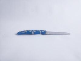 fotografie van een klein blauw snijdend mes Aan een geïsoleerd wit achtergrond foto