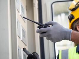 hand- Holding radio talkie walkie controle lichaam een deel menselijk controleren omhoog technologie manager fabriek fabricage expertise uitleggen Onderzoek vaardigheid paneel veiligheid bord innovatie gebaar automatiseren bezetting foto