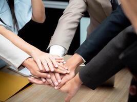 lichaam een deel hand- tintje samenspel groep zakenman zakenman zakenvrouw ondersteuning vriendschap bedrijf samenwerking samen vennootschap vriend verbinding helpen vertrouwen bijstand liefde vergadering eenheid foto