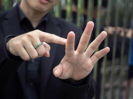 lichaam een deel vinger hand- arm menselijk persoon mensen aantal tellen teken drie twee vier een tonen vinger concept icoon onderwijs wiskundig gebaar countdown aan het leren studie verzameling reeks schattig richten vinger foto