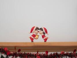 pop speelgoed- vrolijk Kerstmis Kerstmis geschenk liefde samen geschenk winter vakantie december maand Kerstman tekenfilm viering festival sneeuw wijnoogst voorwerp houten tafel figuur teddy evenement traditioneel december kunst foto
