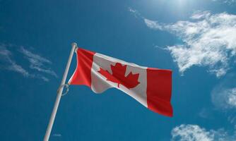 Canada vlag blauw lucht wolk wit top visie rood wit kleur Canadees nationaal vakantie 1 frist dag st datum juli maand esdoorn- boom blad palm onafhankelijkheid poster evenement Canada vrijheid uitnodiging festival foto