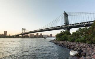 manhattan bridge bij zonsondergang foto