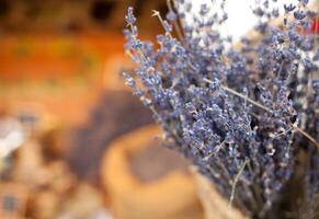 lavendel trossen verkoop in een buitenshuis markt foto