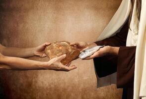 Jezus geeft brood en vis foto