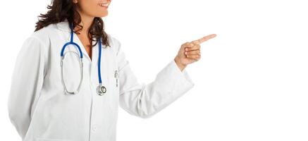 vrouw dokter richten Aan leeg wit achtergrond. foto
