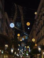 Kerstmis lichten in de centrum van Salerno. foto