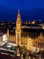 antenne beeld van München met Kerstmis markt foto