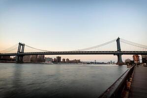 manhattan bridge bij zonsondergang foto