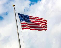 Verenigde Staten van Amerika vlag Aan blauw lucht met wolken foto