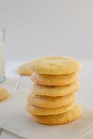 heerlijk suiker koekjes Aan houten tafel, detailopname foto