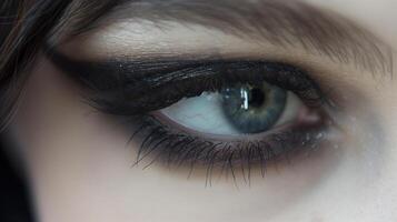 stoutmoedig zwart rokerig oog van een vrouw in focus. oog bedenken concept foto