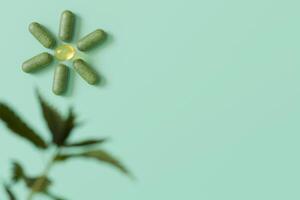 groen kruiden capsules en gouden olie pil geregeld in een bloemen patroon Aan een pastel achtergrond, ideaal voor natuurlijk supplement Promotie. kopiëren ruimte voor tekst. homeopathie, alternatief geneesmiddel. 3d veroorzaken. foto