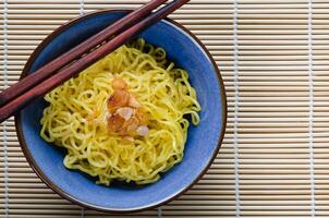 ei noodle in keramisch kom voor Chinese voedsel recept foto