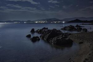 het strand van sardinië tijdens de nacht foto