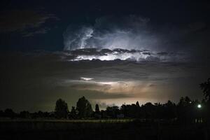 bliksemschichten onweersbui wolken nacht foto